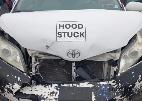 2011 Toyota Sienna Le V6 z USA, uszkodzony, nr VIN 5TDKK3DC0BS096544